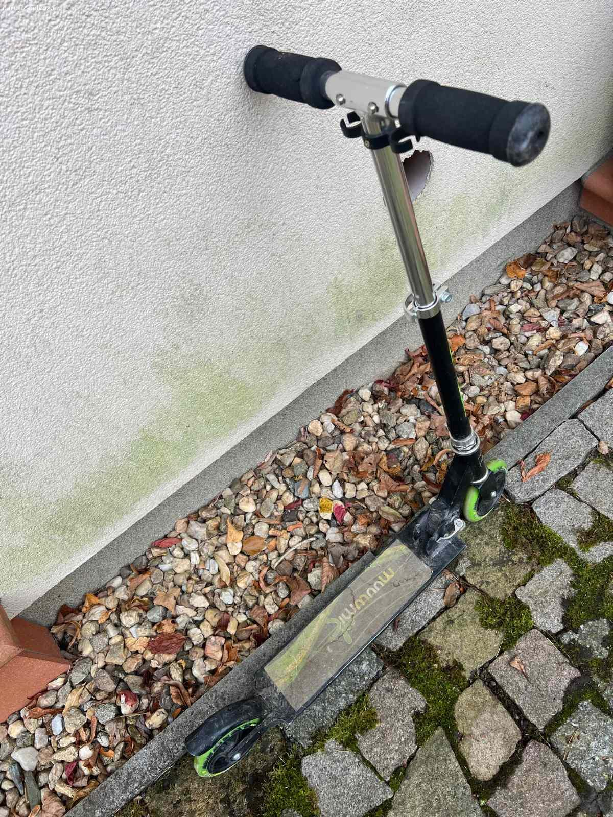 Daruji dětskou koloběžku Muuwmi 125mm. Oježděná, ale pořád funkční.