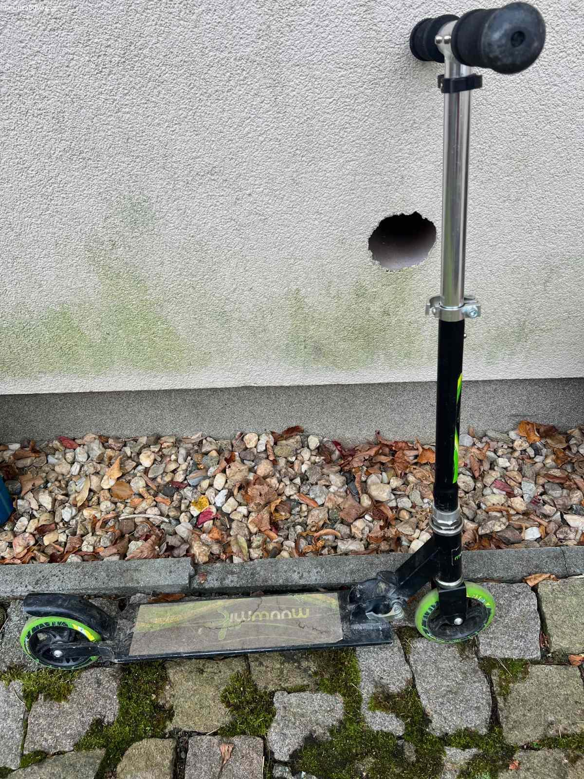 Daruji dětskou koloběžku Muuwmi 125mm. Oježděná, ale pořád funkční.