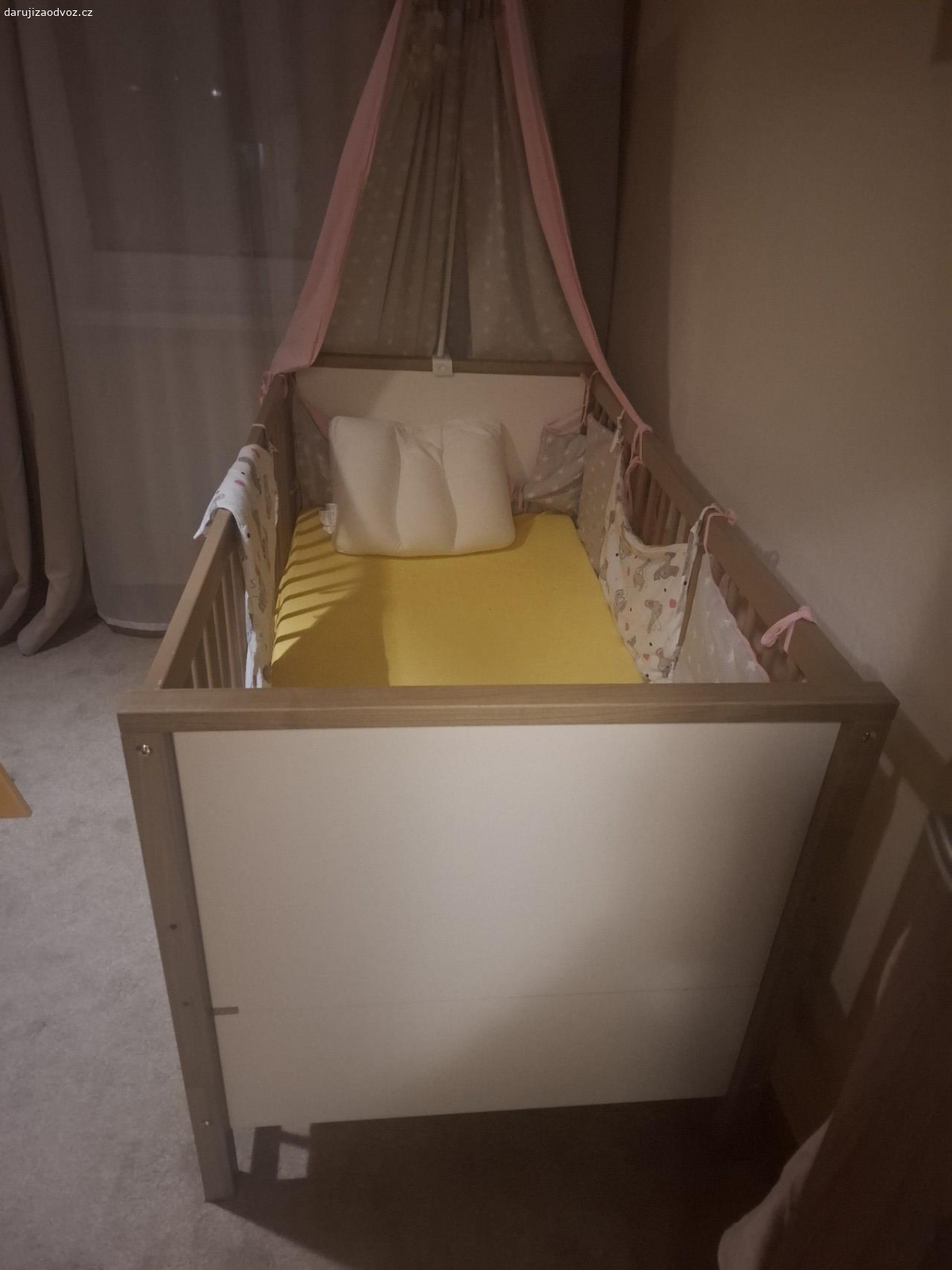 Daruji dětskou postýlku 140x70. Daruji dětskou postýlku, rozměry 140x70, BEZ vybavení (matrace, zábrany, nebesa). Postýlka je ve složeném stavu, viz foto. Prosím NEVOLAT, pouze watsap nebo SMS.