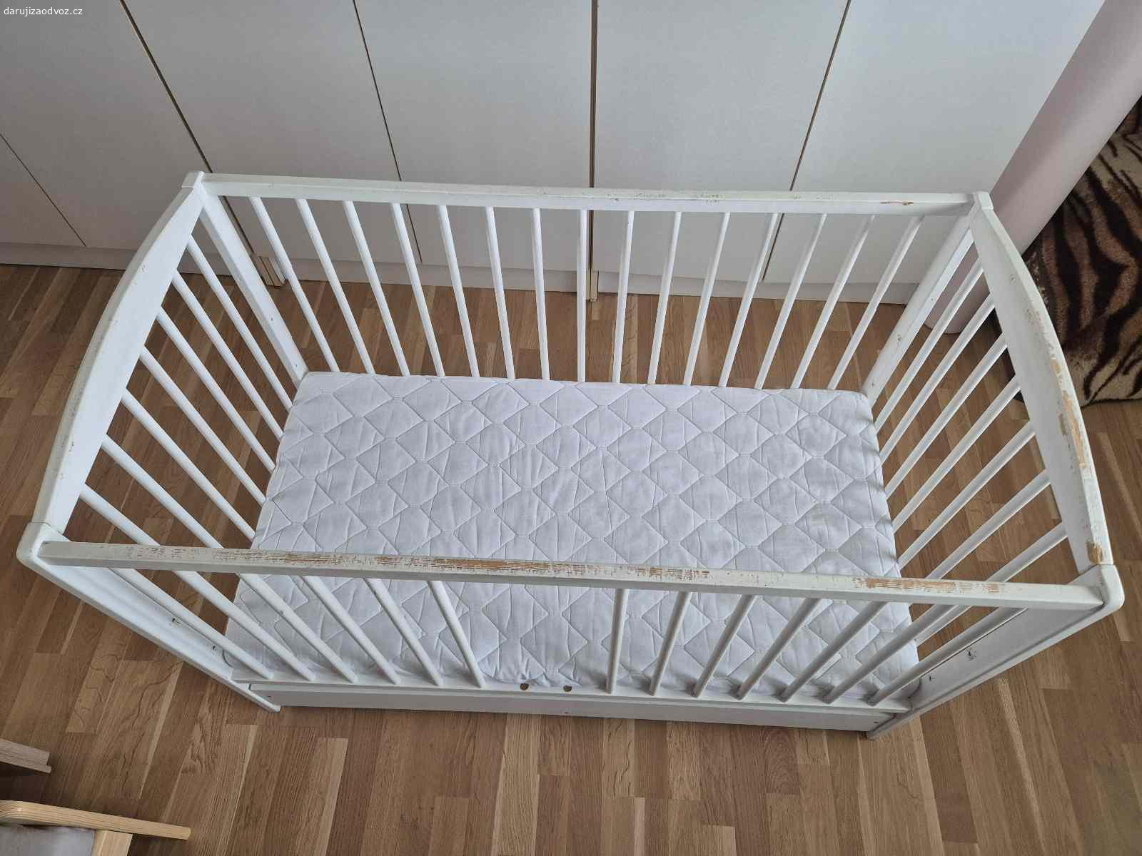 Daruji dětskou postýlku s matrací. Postýlka o rozměru 120x60 cm s úložným prostorem. Velké množství oděrek (po třech dětech).
Matrace po jednom dítěti - materiál kokos - PUR - kokos, 120x60x8 cm. Celou dobu otáčena a používán chránič. Je stále jako nová. Pouze osobní odběr.