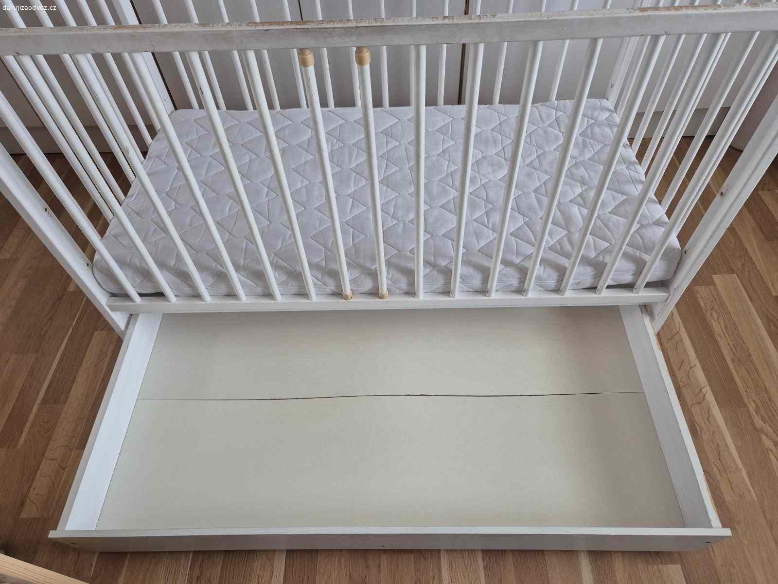 Daruji dětskou postýlku s matrací. Postýlka o rozměru 120x60 cm s úložným prostorem. Velké množství oděrek (po třech dětech).
Matrace po jednom dítěti - materiál kokos - PUR - kokos, 120x60x8 cm. Celou dobu otáčena a používán chránič. Je stále jako nová. Pouze osobní odběr.