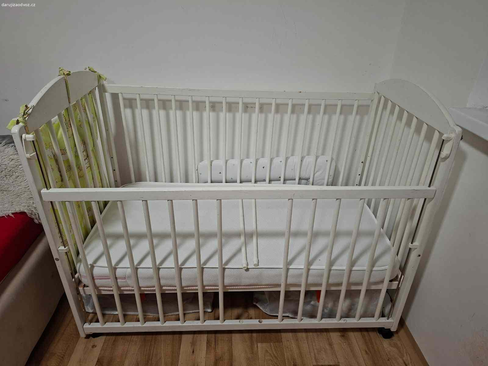 Daruji dětskou postýlku. Daruji zachovalou dětskou postýlku včetně matrace,na kolečkách (1 kolečko vypadává (půjde opravit), vyndavací 2 špricle (špatně drží -vypadávají,ale půjde určitě opravit), posouvací bočnice dolů
na horním okraji oloupaná barva
Daruji včetně kapsáře na postýlku 
Benešov u Prahy 
Spěchá