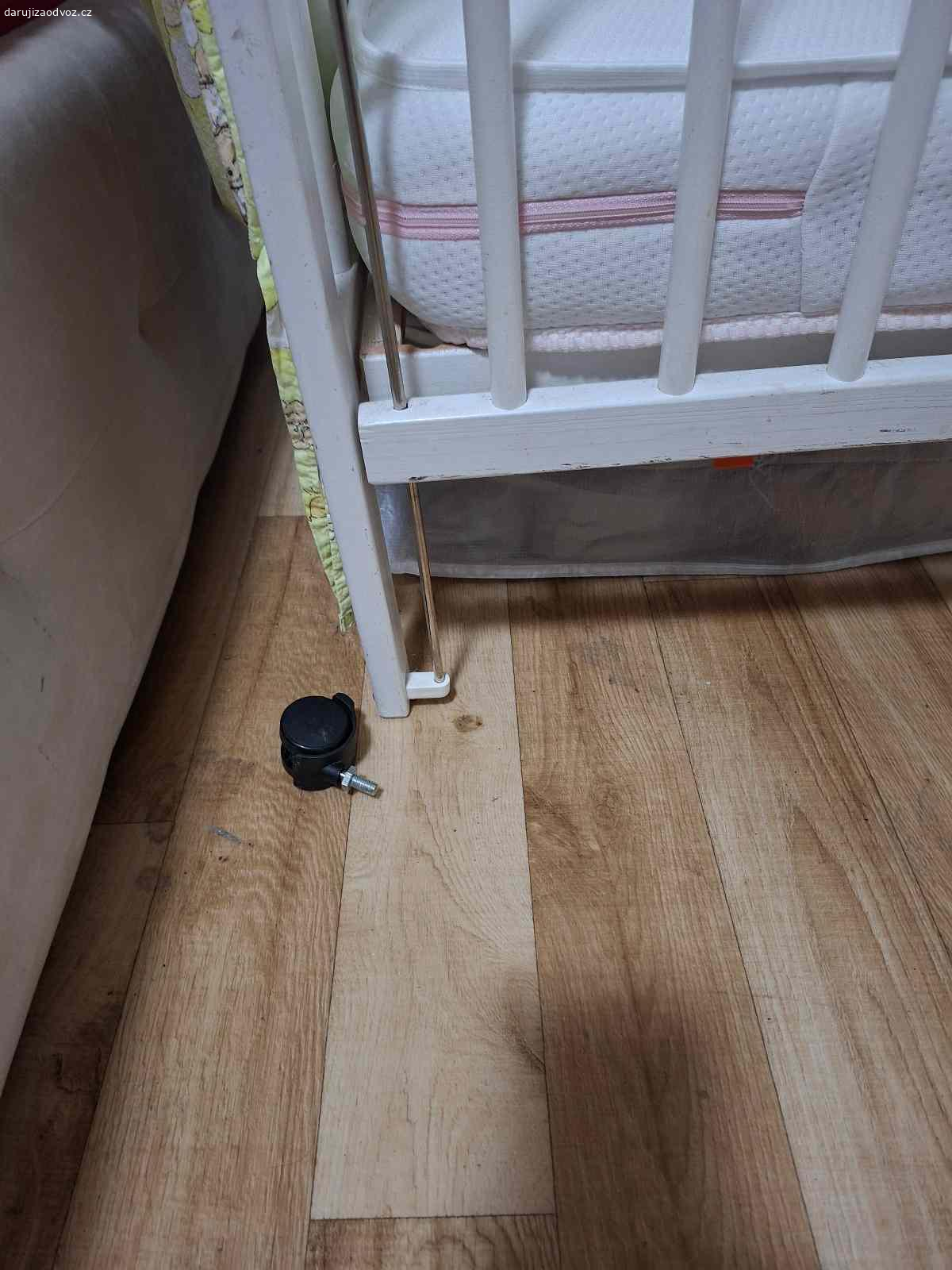 Daruji dětskou postýlku. Daruji zachovalou dětskou postýlku včetně matrace,na kolečkách (1 kolečko vypadává (půjde opravit), vyndavací 2 špricle (špatně drží -vypadávají,ale půjde určitě opravit), posouvací bočnice dolů
na horním okraji oloupaná barva
Daruji včetně kapsáře na postýlku 
Benešov u Prahy 
Spěchá
