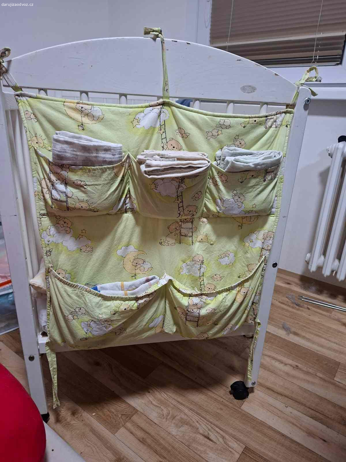 Daruji dětskou postýlku. Daruji zachovalou dětskou postýlku včetně matrace,na kolečkách (1 kolečko vypadává (půjde opravit), vyndavací 2 špricle (špatně drží -vypadávají,ale půjde určitě opravit), posouvací bočnice dolů
na horním okraji oloupaná barva
Daruji včetně kapsáře na postýlku 
Benešov u Prahy 
Spěchá