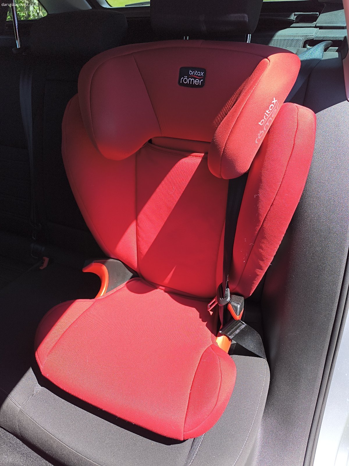 Daruji dětskou sedačku do auta. Daruji dětskou sedačku do auta BRITAX ROMER KID II Black 2019. Nepoškozená v dobrém stavu.