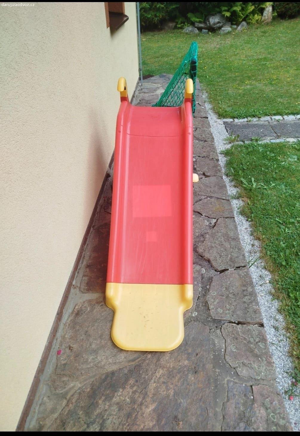 Daruji dětskou skluzavku. Daruji za odvoz dětskou skluzavku