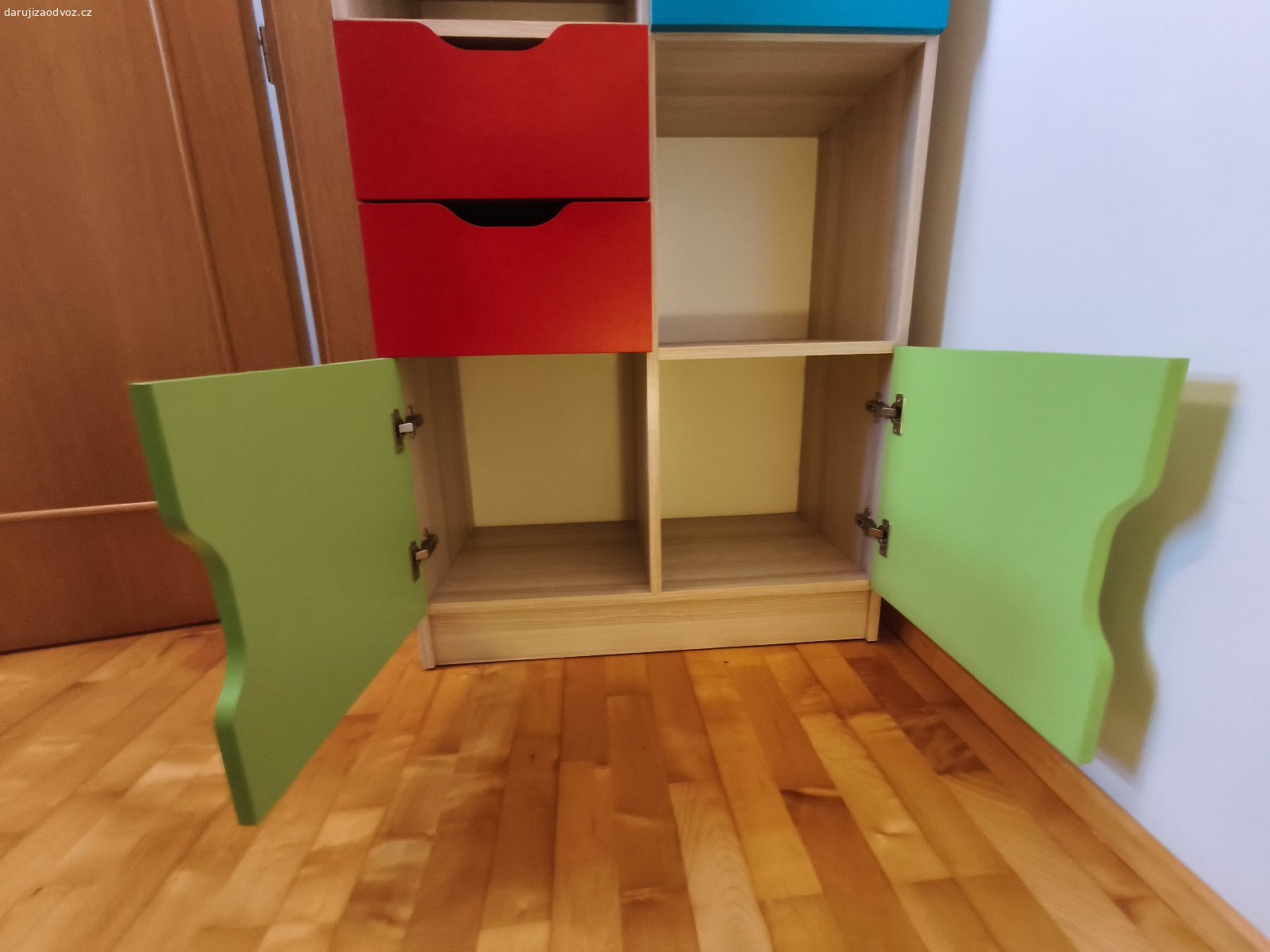 Daruji dětskou skříň. Top stav skříně. Děti odrostli. Je hodně těžka. Daruji za odvoz a odnos z patra. V domě je výtah. Budou potřeba dva silní muži.


Dětský regál COLOR - TYP E se vyznačuje vysokou kvalitou řemeslného zpracování, které zajišťují kvalitní lamino desky (18 mm). Hrany regálu jsou opatřeny abs/pvc materiálem pro větší bezpečnost a delší životnost. Skříň splňuje poslední designové trendy a lehce tak zapadne do libovolného moderního pokojíku Vašeho dítěte. Vytvořte pro Vaše dítě příjemné prostředí, ve kterém bude mít radost se učit a relaxovat. Získat nadstandardní úložný prostor a zároveň krásný designový nábytek nikdy nebylo jednodušší! Kvalitní regál udělá radost každému dítěti! Sestavte si snadno a rychle celý pokoj z jedné kolekce. V každé kolekci nabízíme mnoho různých typů jednotlivých částí pokojové sestavy.

Korpus nábytku můžete vybírat ze dvou oblíbených barev (bílá barva nebo jasan coimbra).



Rozměry:
šířka: 80 cm
výška: 177 cm
hloubka: 40 cm