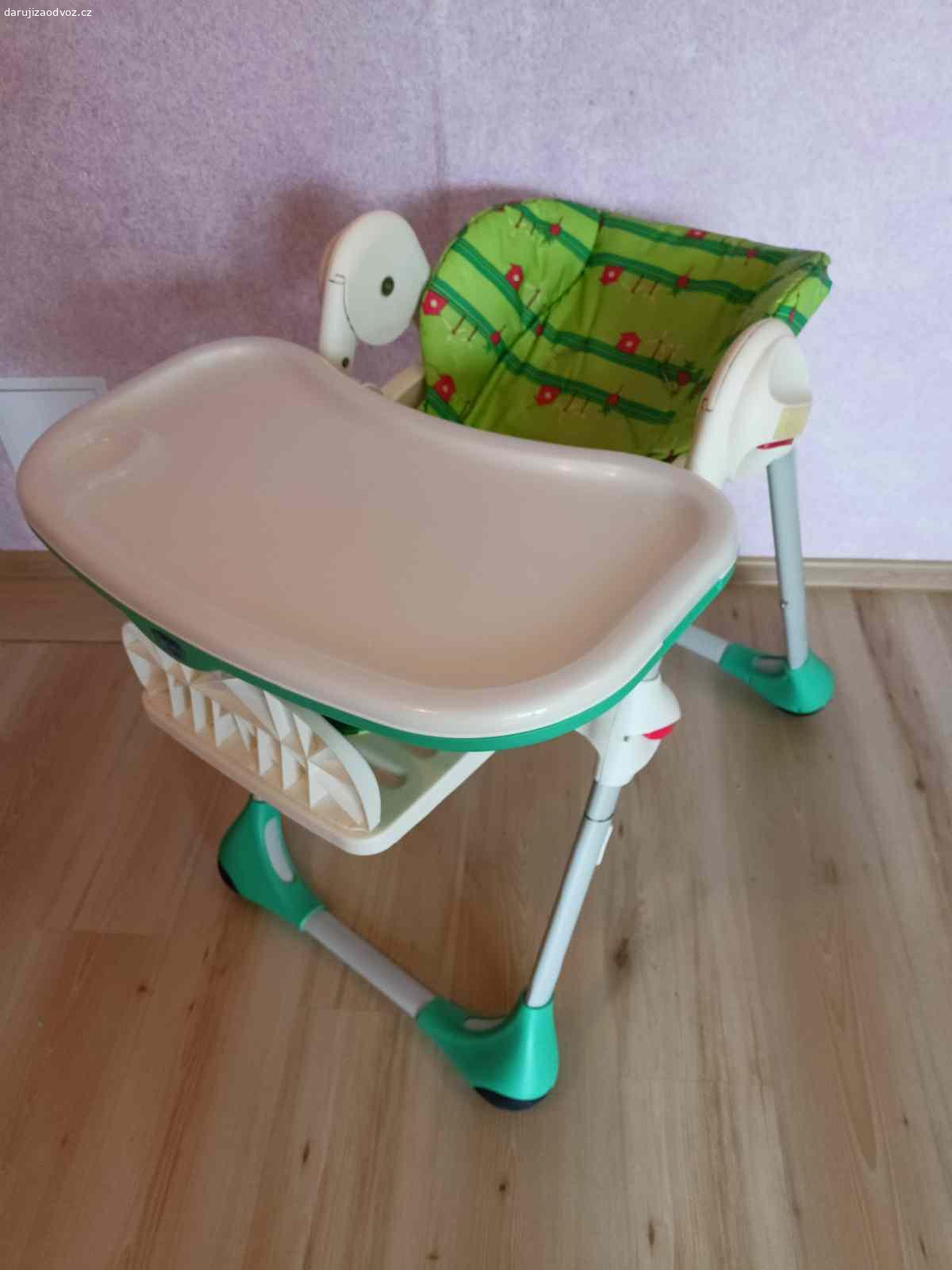 Daruji dětskou židli Chicco Polly. Bytelná, různě nastavitelná dětská jídelní židlička. Ideální již od začátků příkrmů, protože se dá položit i do polosedu. Nastavitelná je opěrka zad, opěrka nohou, výška sedátka, má odnímatelný stoleček. 
Polstrování by bylo ideální vyměnit, ale není to nutné. Před předáním bych se jej akorát pokusila vzít trochu davem zezadu. Zepředu je otvíratelné, to je v pohodě. Jen je sem tam trošku natrhlé.

Je vážně něj do těch začátků příkrmů.
Nemáme k ní poutací pásy.
K vyzvednutí buďto v Jedovnicích, nebo dovezu do Brna, Olomouce, Zábřehu na Moravě nebo po trase Jedovnice - Rožnov pod Radhoštěm.