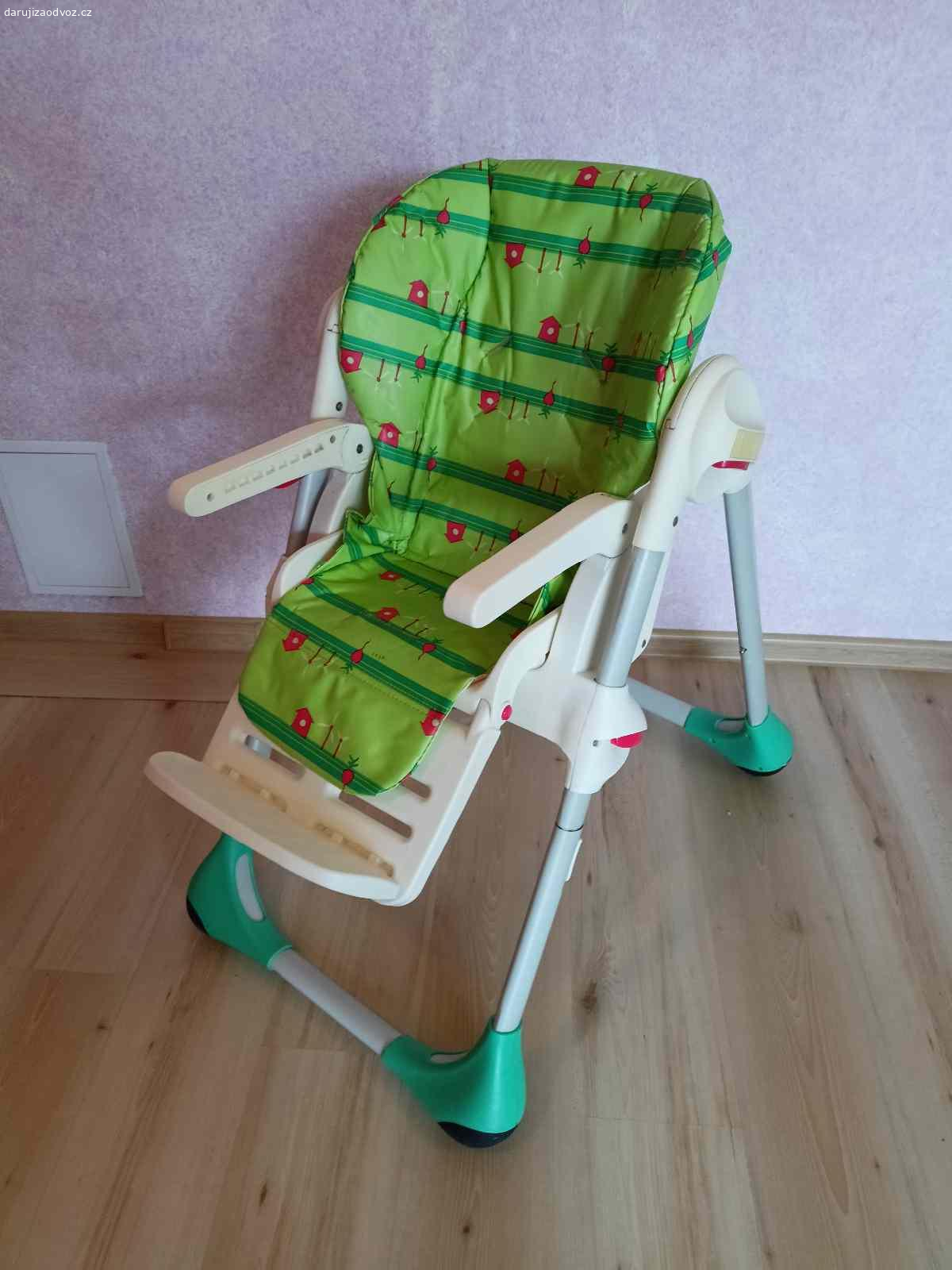 Daruji dětskou židli Chicco Polly. Bytelná, různě nastavitelná dětská jídelní židlička. Ideální již od začátků příkrmů, protože se dá položit i do polosedu. Nastavitelná je opěrka zad, opěrka nohou, výška sedátka, má odnímatelný stoleček. 
Polstrování by bylo ideální vyměnit, ale není to nutné. Před předáním bych se jej akorát pokusila vzít trochu davem zezadu. Zepředu je otvíratelné, to je v pohodě. Jen je sem tam trošku natrhlé.

Je vážně něj do těch začátků příkrmů.
Nemáme k ní poutací pásy.
K vyzvednutí buďto v Jedovnicích, nebo dovezu do Brna, Olomouce, Zábřehu na Moravě nebo po trase Jedovnice - Rožnov pod Radhoštěm.