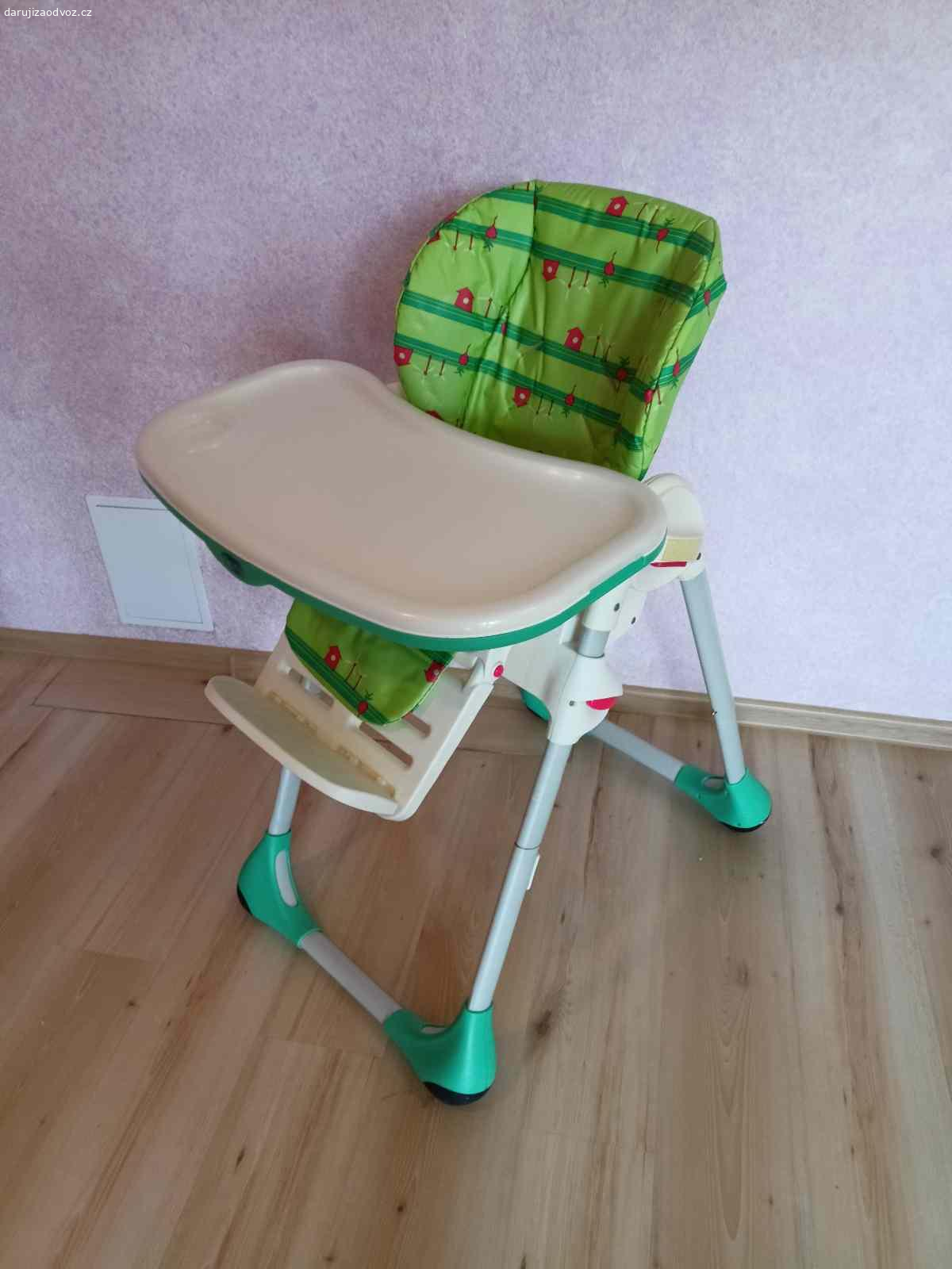 Daruji dětskou židli Chicco Polly. Bytelná, různě nastavitelná dětská jídelní židlička. Ideální již od začátků příkrmů, protože se dá položit i do polosedu. Nastavitelná je opěrka zad, opěrka nohou, výška sedátka, má odnímatelný stoleček. 
Polstrování by bylo ideální vyměnit, ale není to nutné. Před předáním bych se jej akorát pokusila vzít trochu davem zezadu. Zepředu je otvíratelné, to je v pohodě. Jen je sem tam trošku natrhlé.

Je vážně něj do těch začátků příkrmů.
Nemáme k ní poutací pásy.
K vyzvednutí buďto v Jedovnicích, nebo dovezu do Brna, Olomouce, Zábřehu na Moravě nebo po trase Jedovnice - Rožnov pod Radhoštěm.