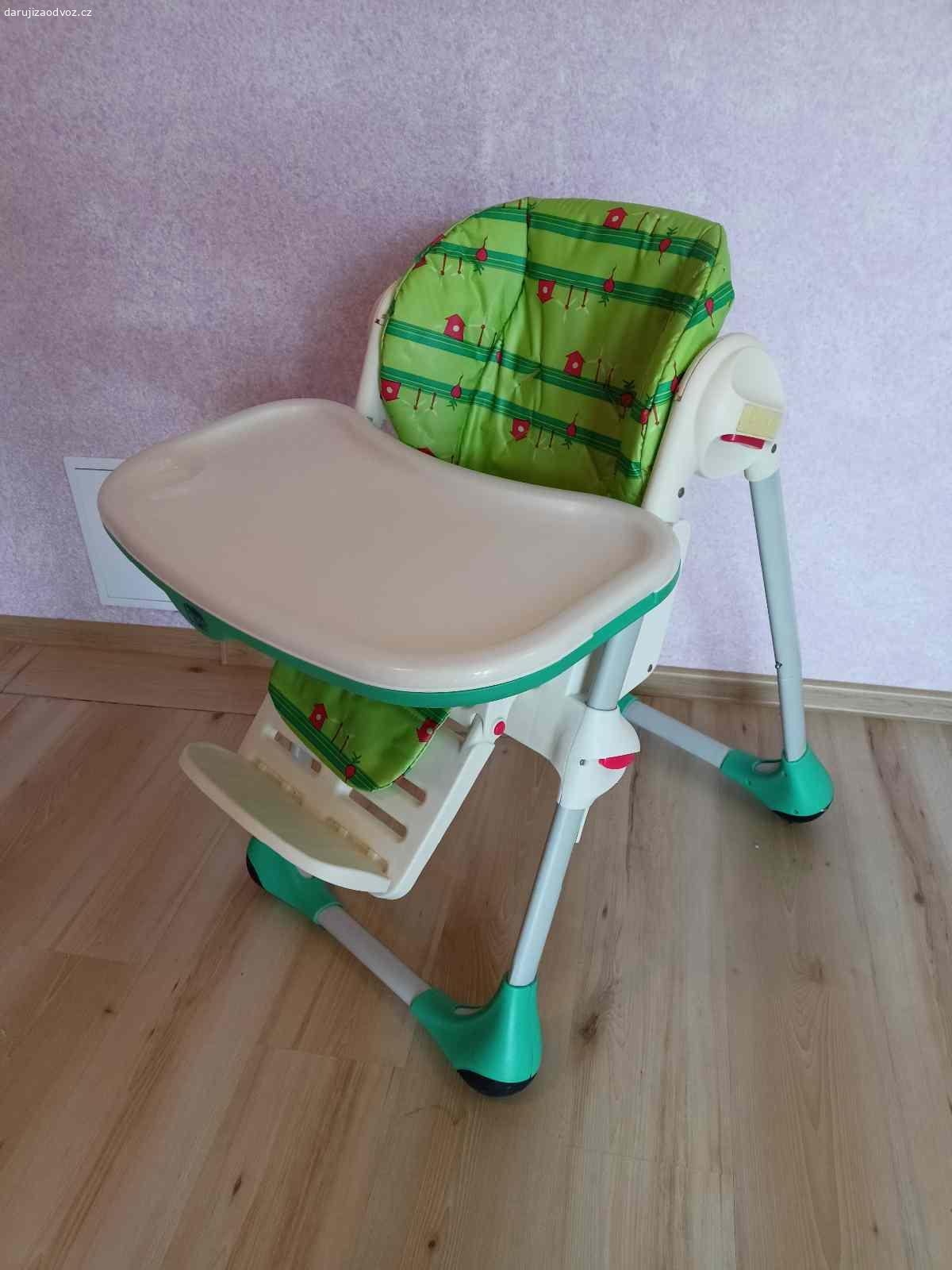 Daruji dětskou židli Chicco Polly. Bytelná, různě nastavitelná dětská jídelní židlička. Ideální již od začátků příkrmů, protože se dá položit i do polosedu. Nastavitelná je opěrka zad, opěrka nohou, výška sedátka, má odnímatelný stoleček. 
Polstrování by bylo ideální vyměnit, ale není to nutné. Před předáním bych se jej akorát pokusila vzít trochu davem zezadu. Zepředu je otvíratelné, to je v pohodě. Jen je sem tam trošku natrhlé.

Je vážně něj do těch začátků příkrmů.
Nemáme k ní poutací pásy.
K vyzvednutí buďto v Jedovnicích, nebo dovezu do Brna, Olomouce, Zábřehu na Moravě nebo po trase Jedovnice - Rožnov pod Radhoštěm.