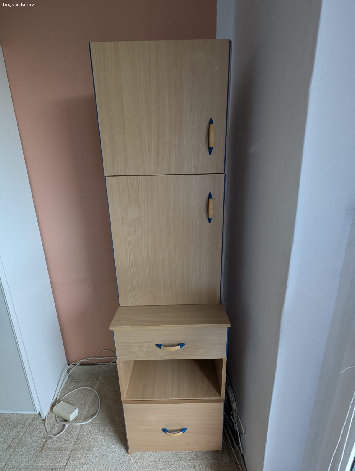 Daruji dětský nábytek. Daruji za odvoz dva dětské psací stoly, dvě kolečkové židle, dvě kombinované skříňky do dětského pokoje. Vlastní odvoz nutný !