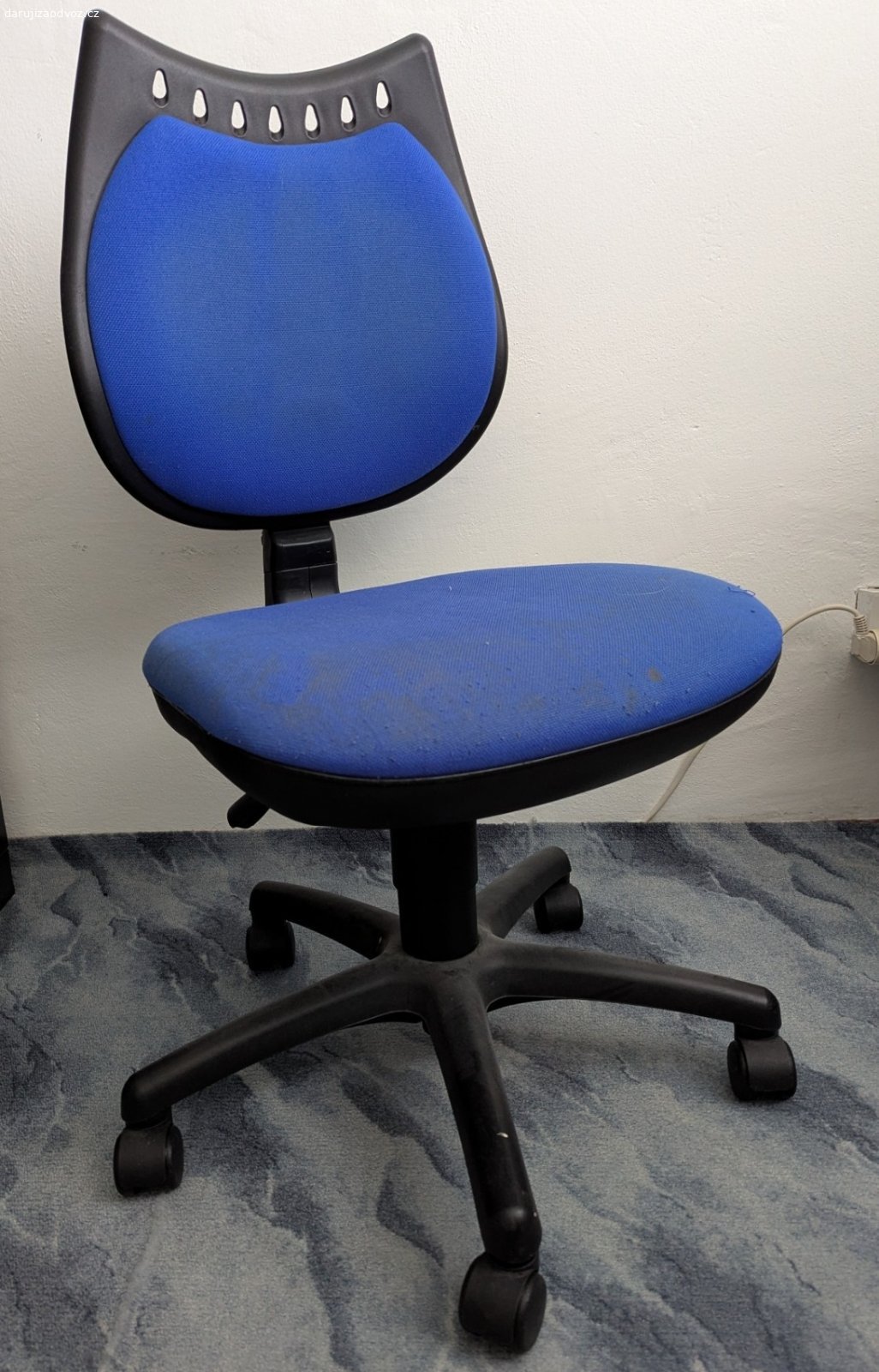 Daruji dětský nábytek. Daruji za odvoz dva dětské psací stoly, dvě kolečkové židle, dvě kombinované skříňky do dětského pokoje. Vlastní odvoz nutný !