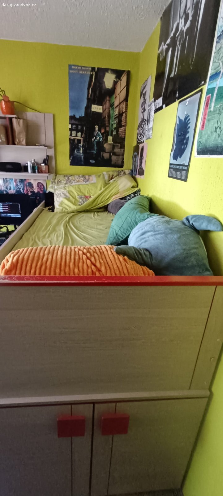 Daruji dětský pokoj. Vyvýšená postel,se skříňkami,a vyjíždějícím stolem.