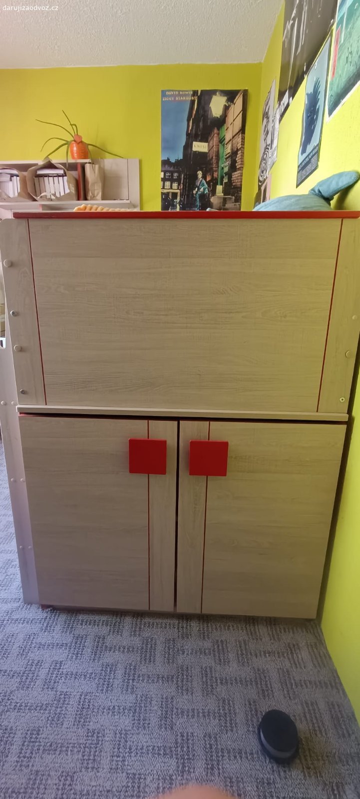 Daruji dětský pokoj. Vyvýšená postel,se skříňkami,a vyjíždějícím stolem.