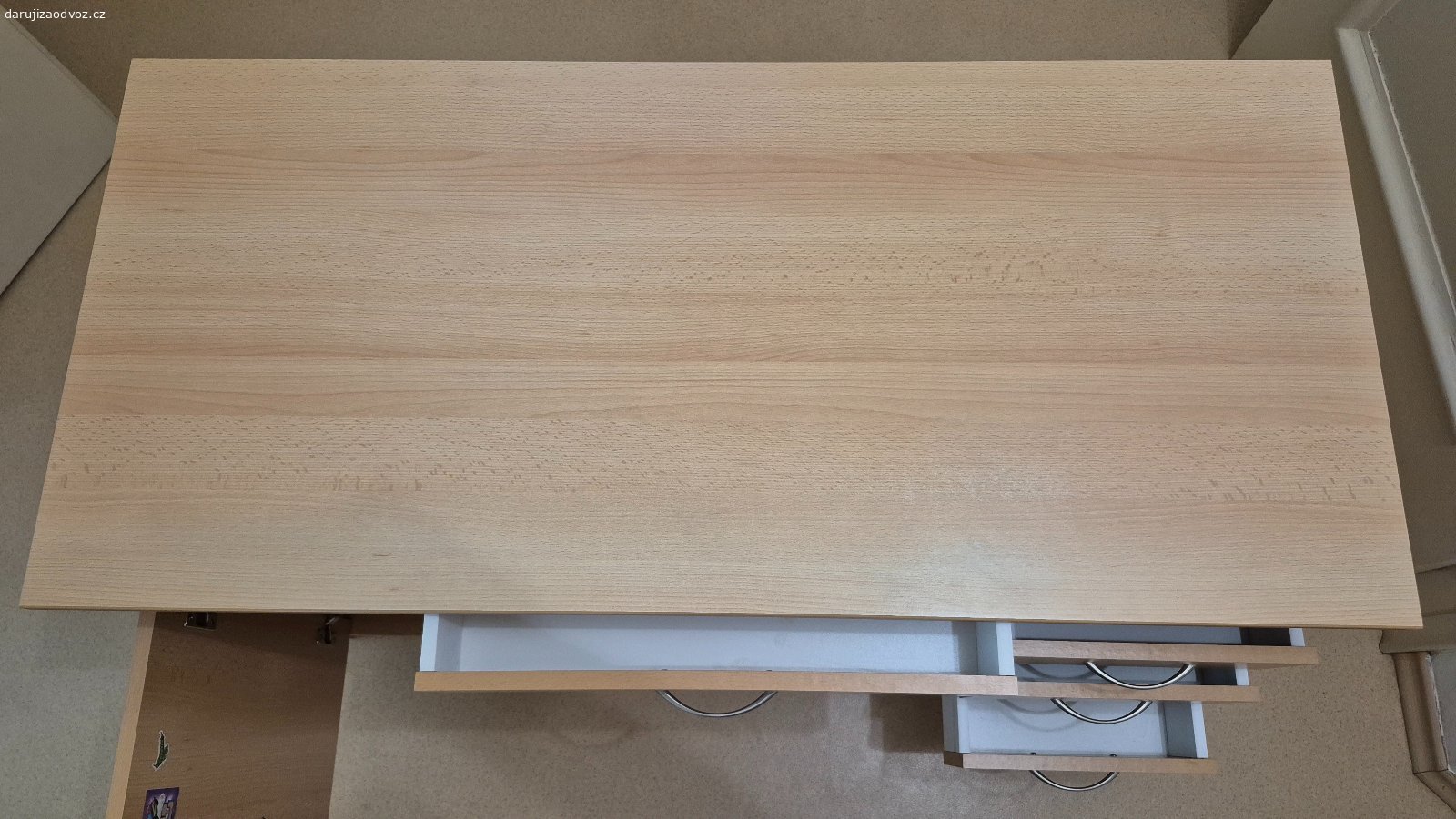 Daruji dětský psací stůl. Daruji dětský psací stůl, rozměry:
Šířka 120 cm
Výška 73 cm
Hloubka 55 cm

Je potřeba vyměnit pojezd zásuvky pod deskou stolu, jinak je stůl funkční.

Pro snazší převoz je stůl částečně demontovaný.
K dispozici 2 kusy (druhý kus není nafocen, má stejný problém s pojezdem).