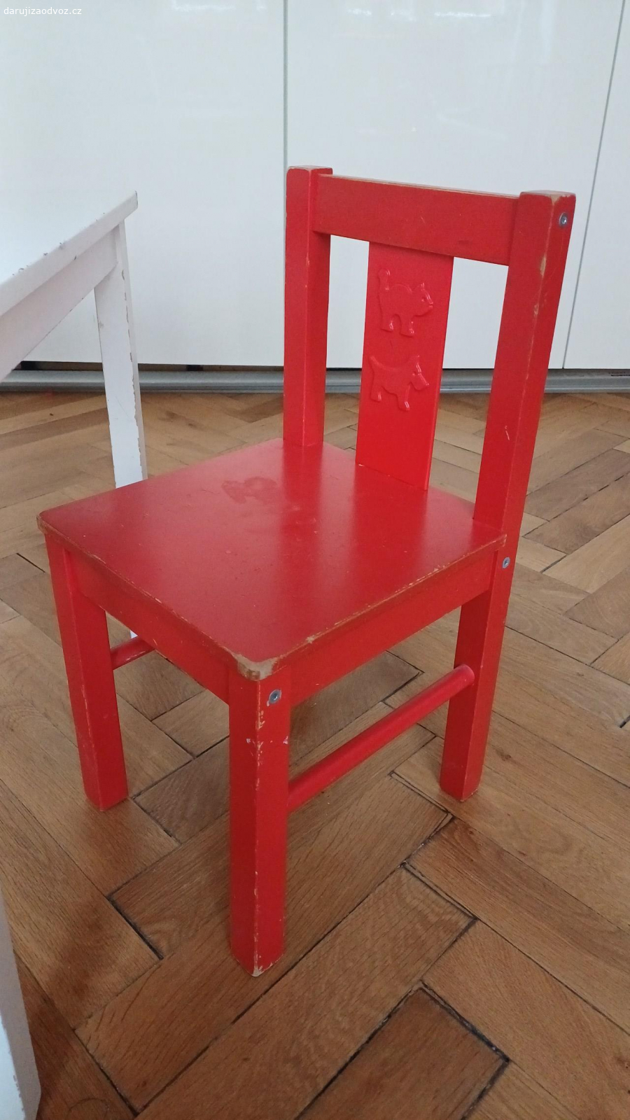 Daruji dětské židličky. K dispozici bílá a červená židlička IKEA. K osobnímu odběru v Brně.