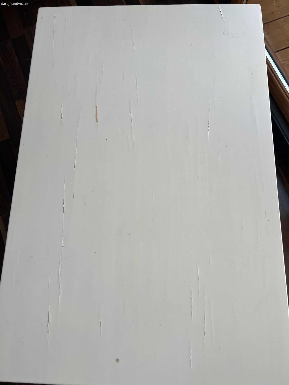 Daruji dětský stolek za odvoz. Za odvoz daruji dětský stolek. Kontakt prosím pouze sms. Děkuji.