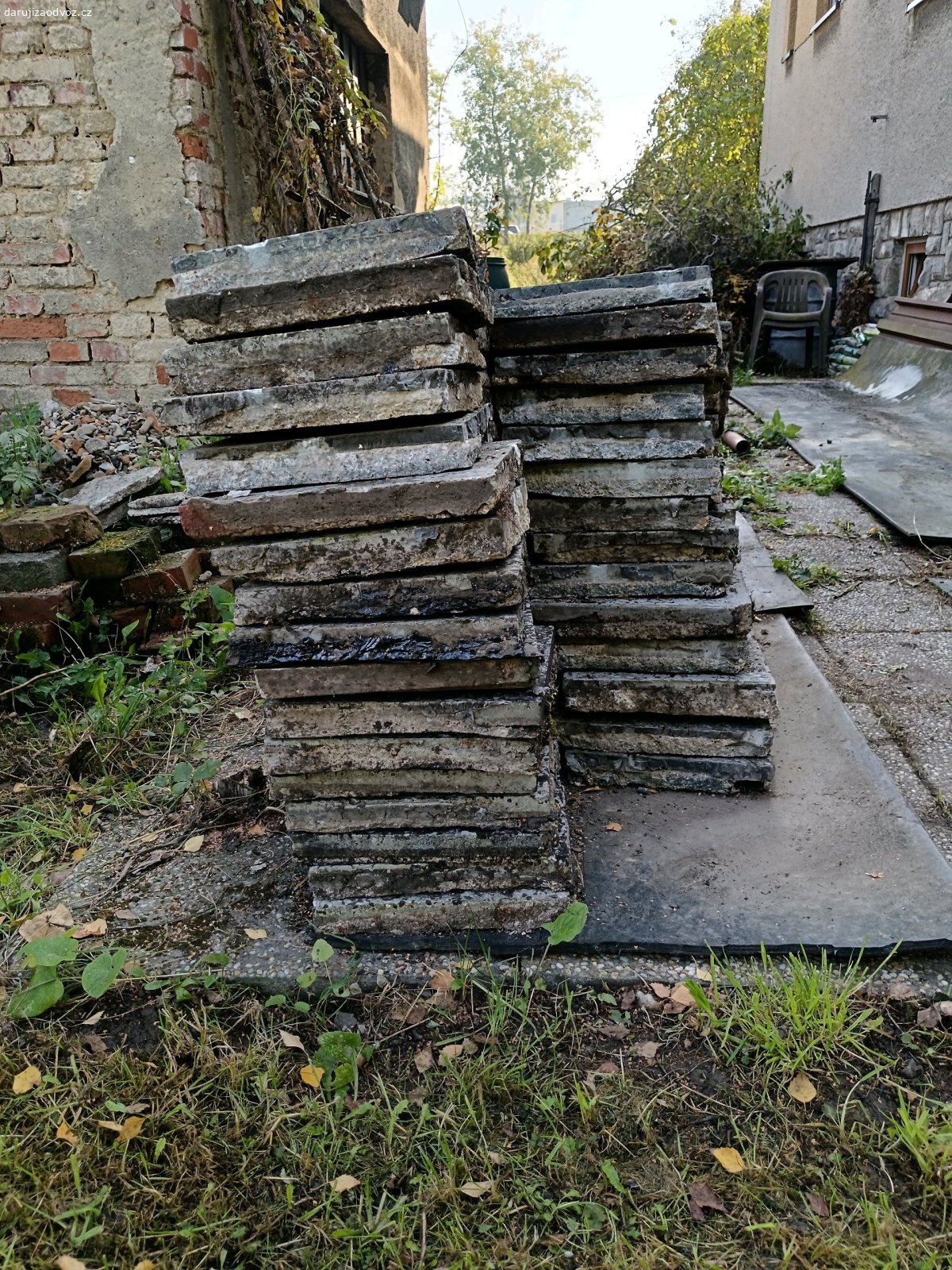 Daruji dlažbu. Daruji za odvoz starou dlažbu z rozebraného balkonu. Je poškozená, včetně betonu, ve kterém byla uložena. Vhodná třeba na rozbítí do základů.