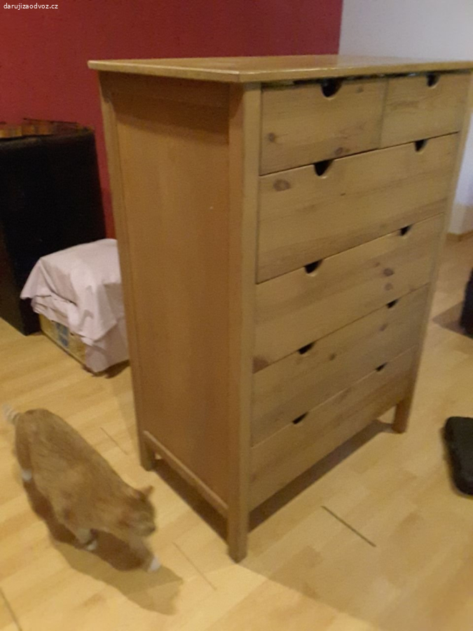 Daruji dřevěnou komodu