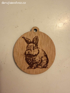 Daruji dřevěnou ozdobu s králíčkem