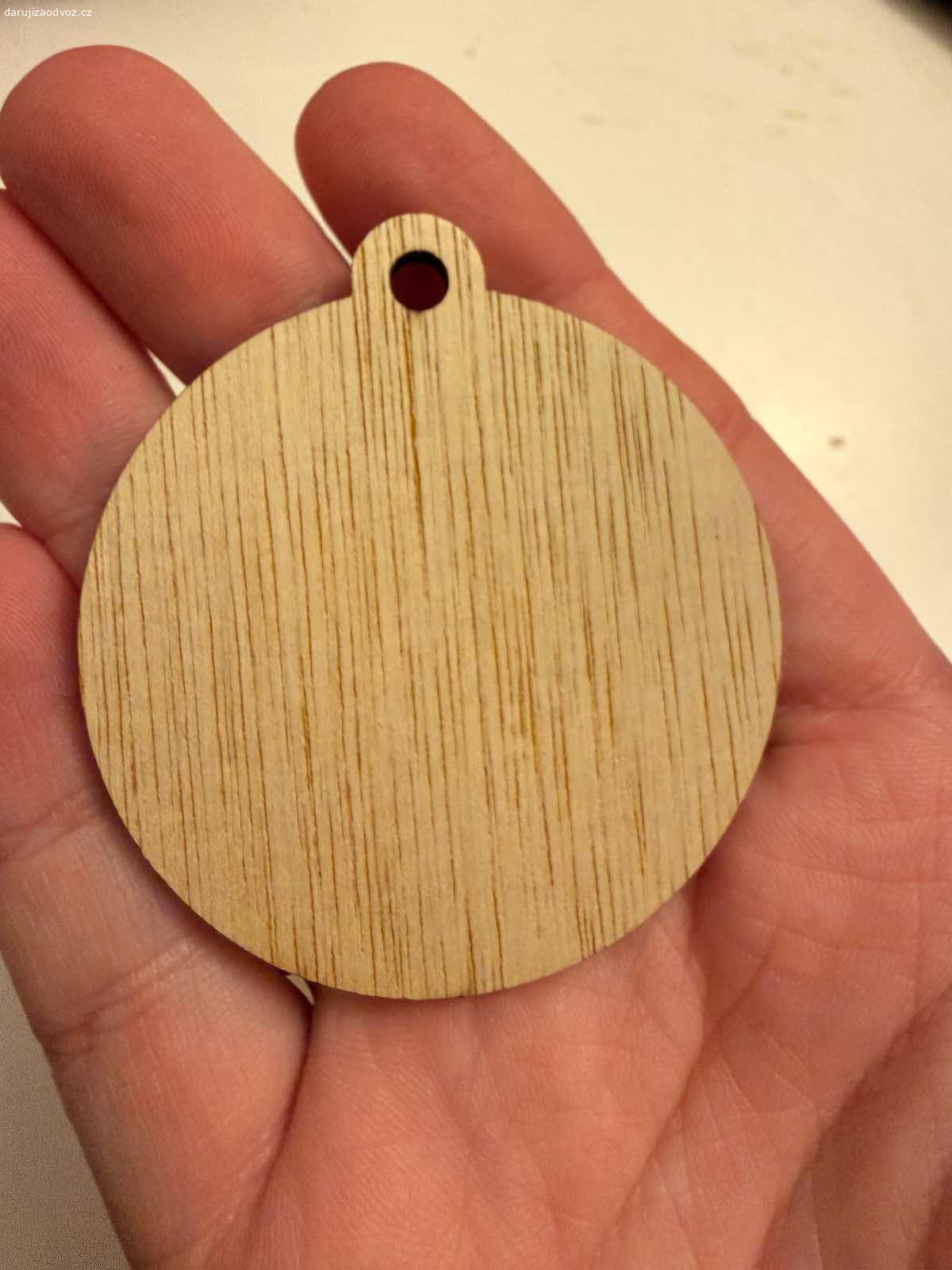 Daruji dřevěnou ozdobu s králíčkem. Králíček je do dřeva vypálený. Očko se dá použít na zavěšení.