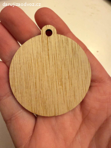 Daruji dřevěnou ozdobu s králíčkem