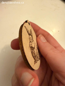 Daruji dřevěnou ozdobu s králíčkem