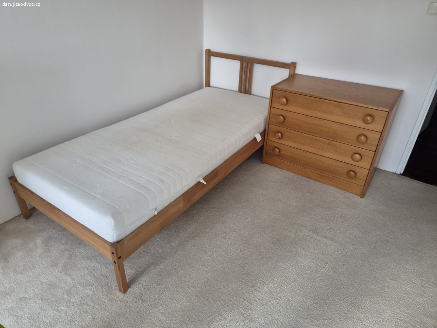 Daruji dřevenou postel Ikea včetně matrace 90x200