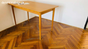 Daruji dřevěný jídelní stůl