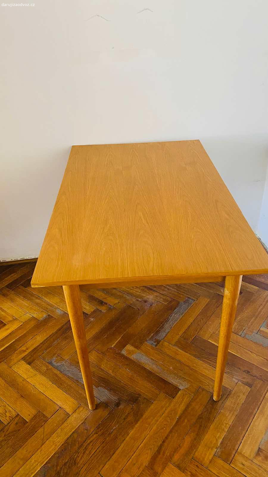 Daruji dřevěný jídelní stůl. Daruji dřevěný jídelní stůl