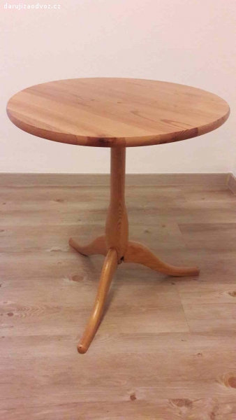 Daruji dřevěný stolek. Malý dřevěný stolek.
Výška 58 cm, průměr 50 cm. Výrobce IKEA, velmi zachovalý.
