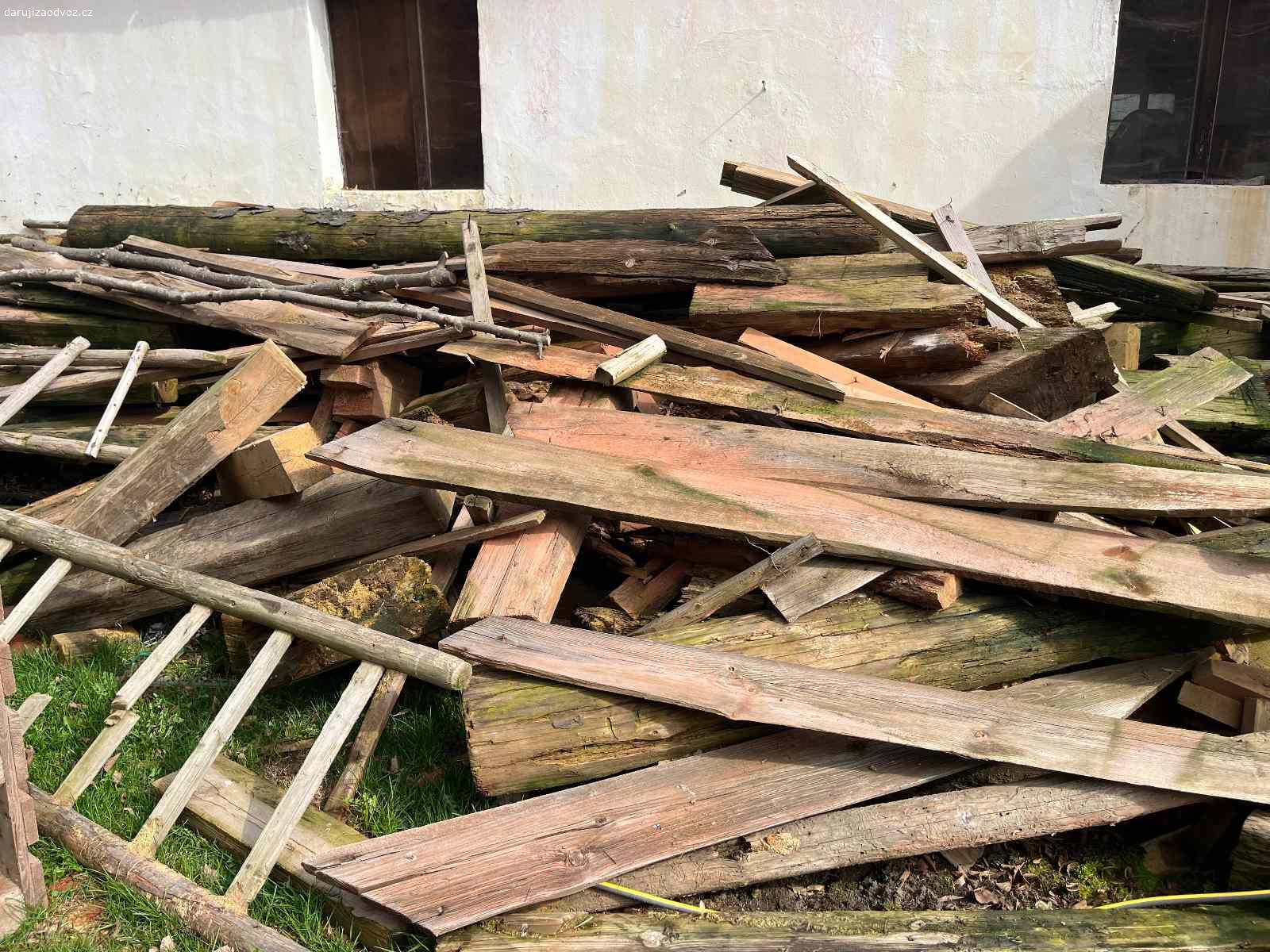 Daruji dřevo na spálení. Daruji hromadu starých trámů různých rozměrů  po rekonstrukci střechy viz foto.