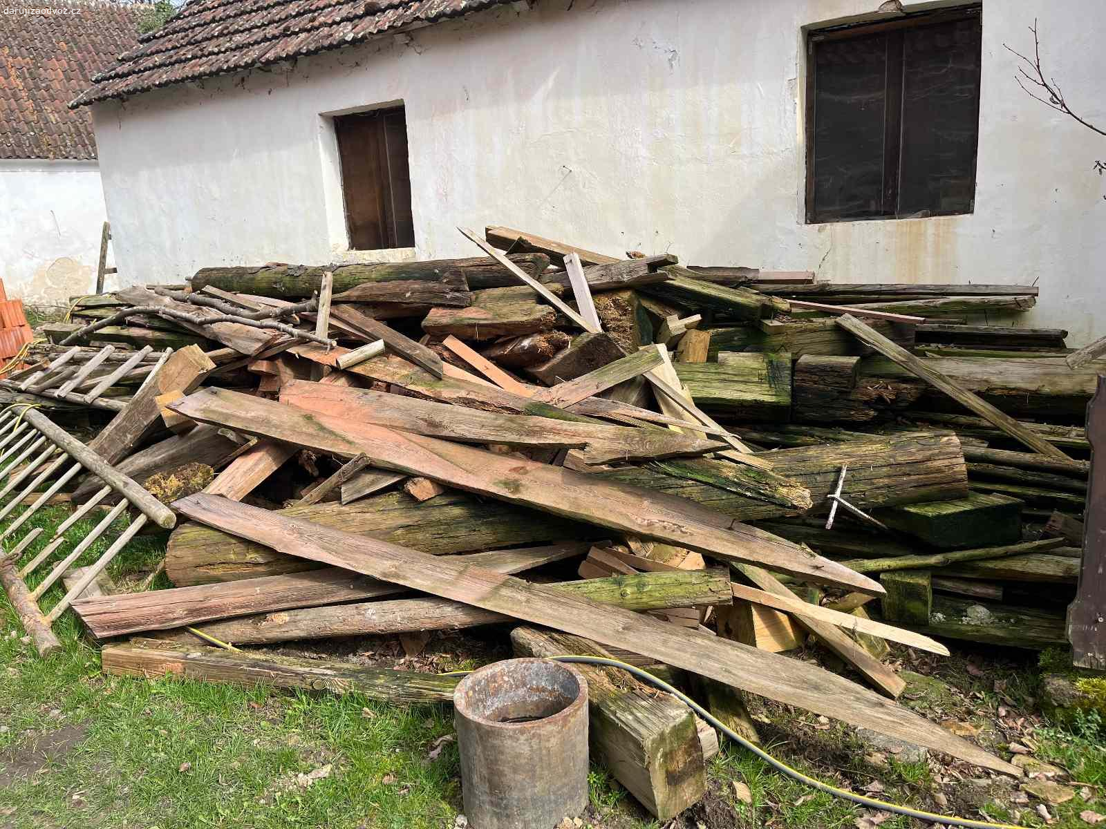 Daruji dřevo na spálení. Daruji hromadu starých trámů různých rozměrů  po rekonstrukci střechy viz foto.