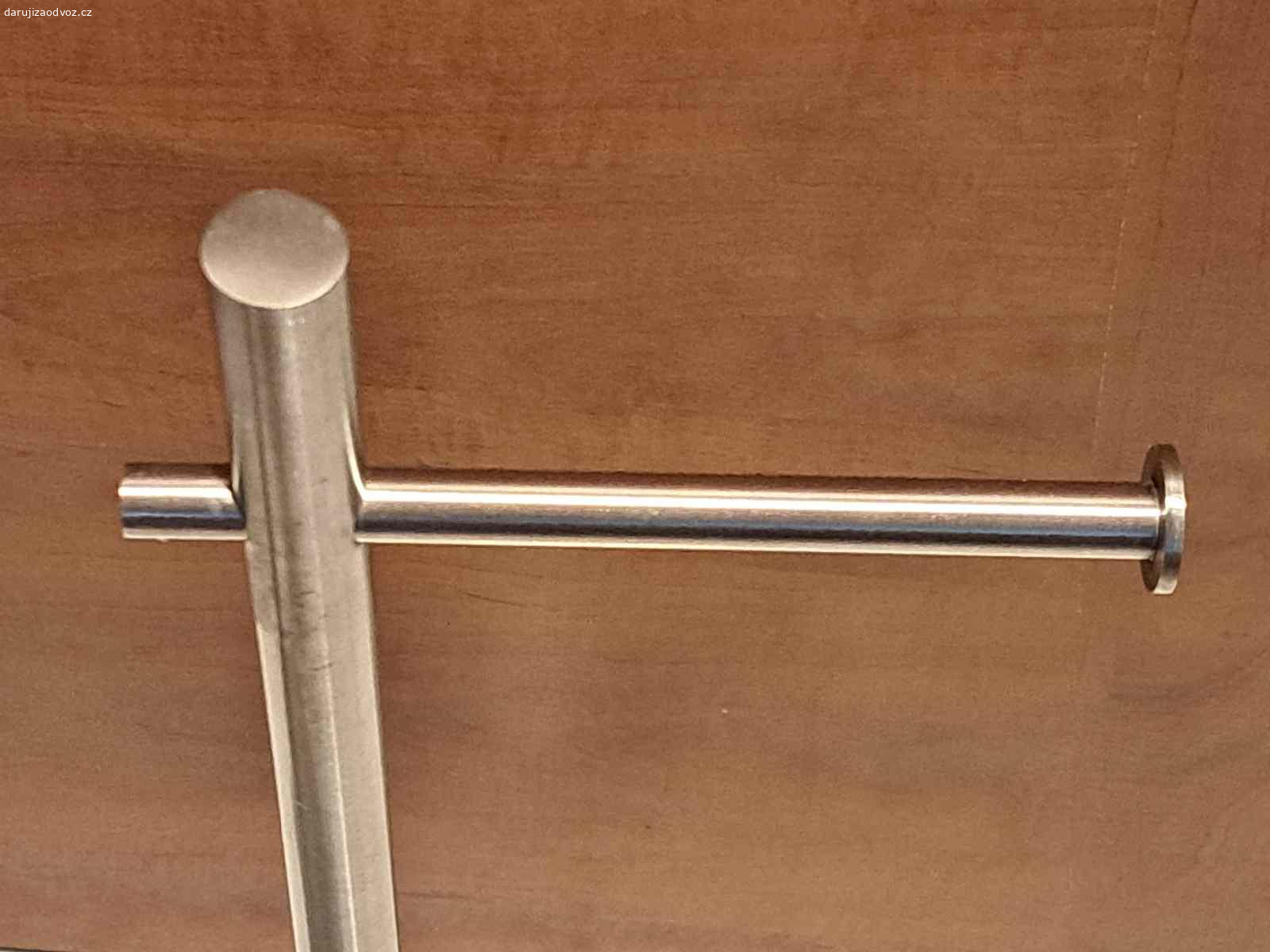 Daruji držák na toaletní papír. Darujeme nerezový držák na toaletní papír včetně úchytu na záchodovou štětku ve velmi dobrém stavu (málo používaný). 

Vlastnosti:
Výška 80 cm.