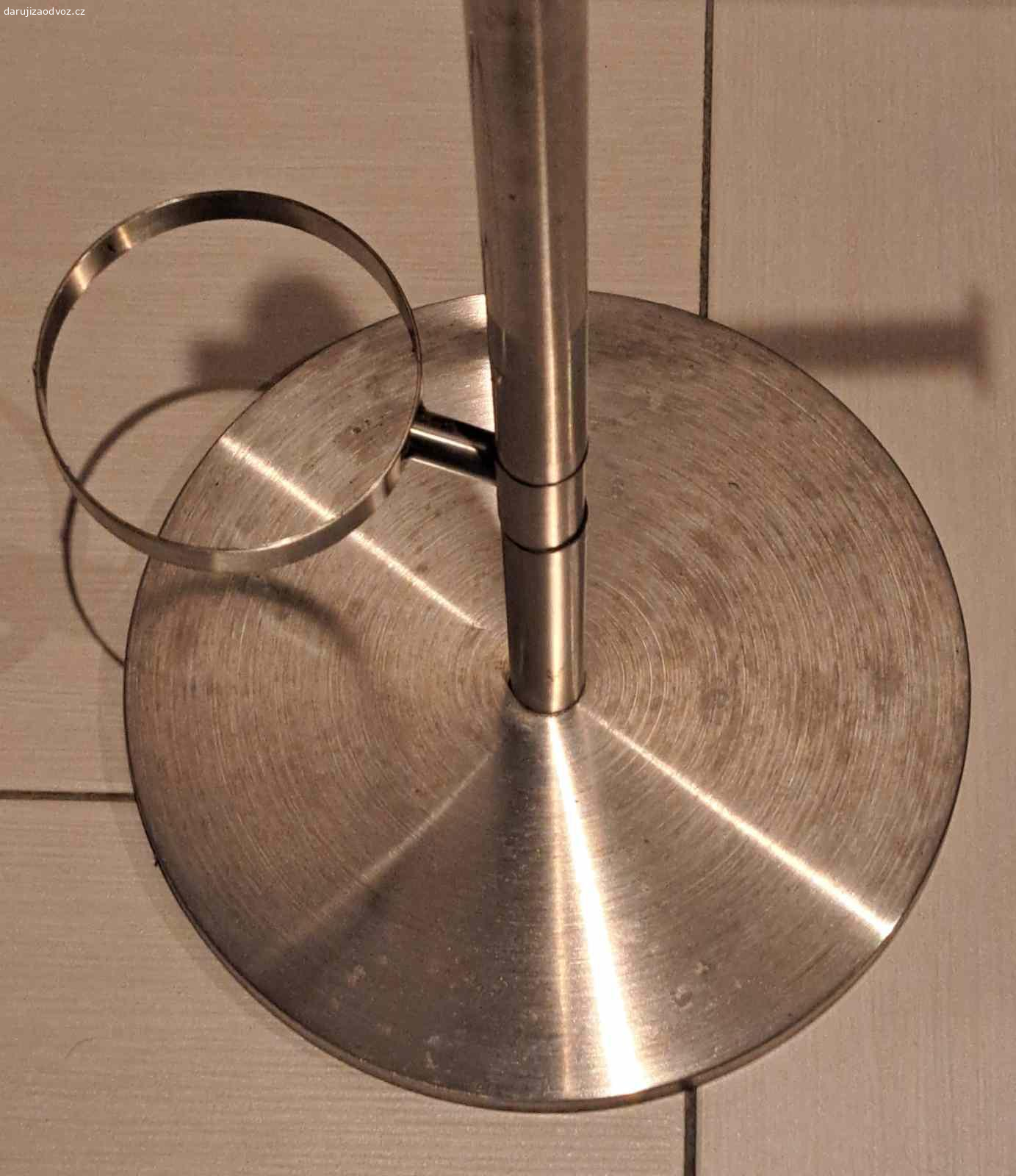 Daruji držák na toaletní papír. Darujeme nerezový držák na toaletní papír včetně úchytu na záchodovou štětku ve velmi dobrém stavu (málo používaný). 

Vlastnosti:
Výška 80 cm.