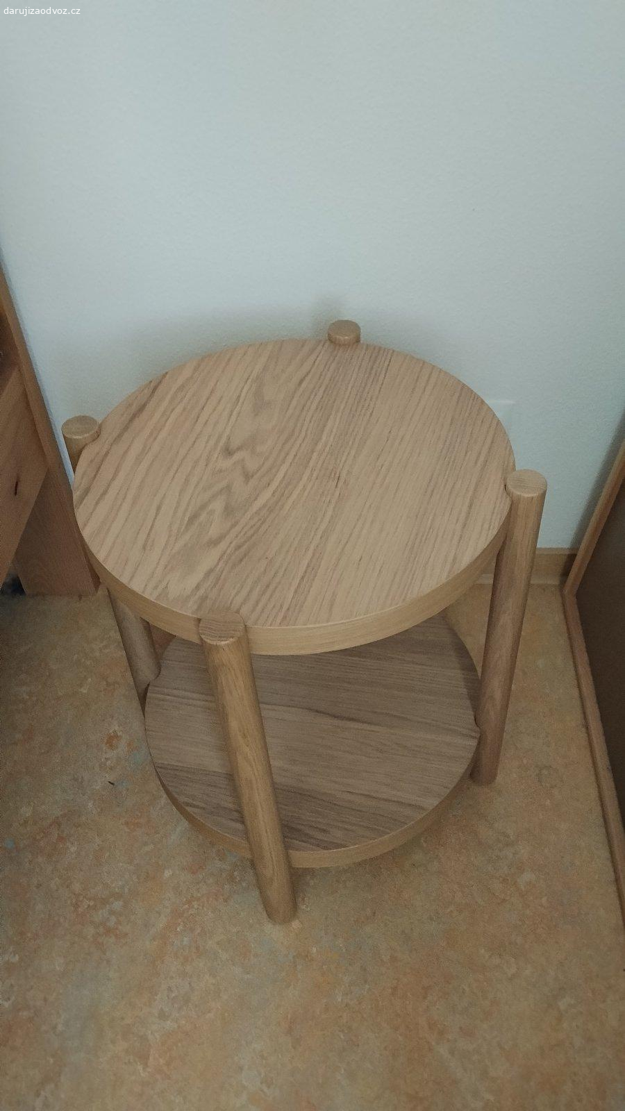 daruji dva noční stolky. kulaté noční stolky ze světlého dřeva, výška 54,5 cm, šířka 50 cm