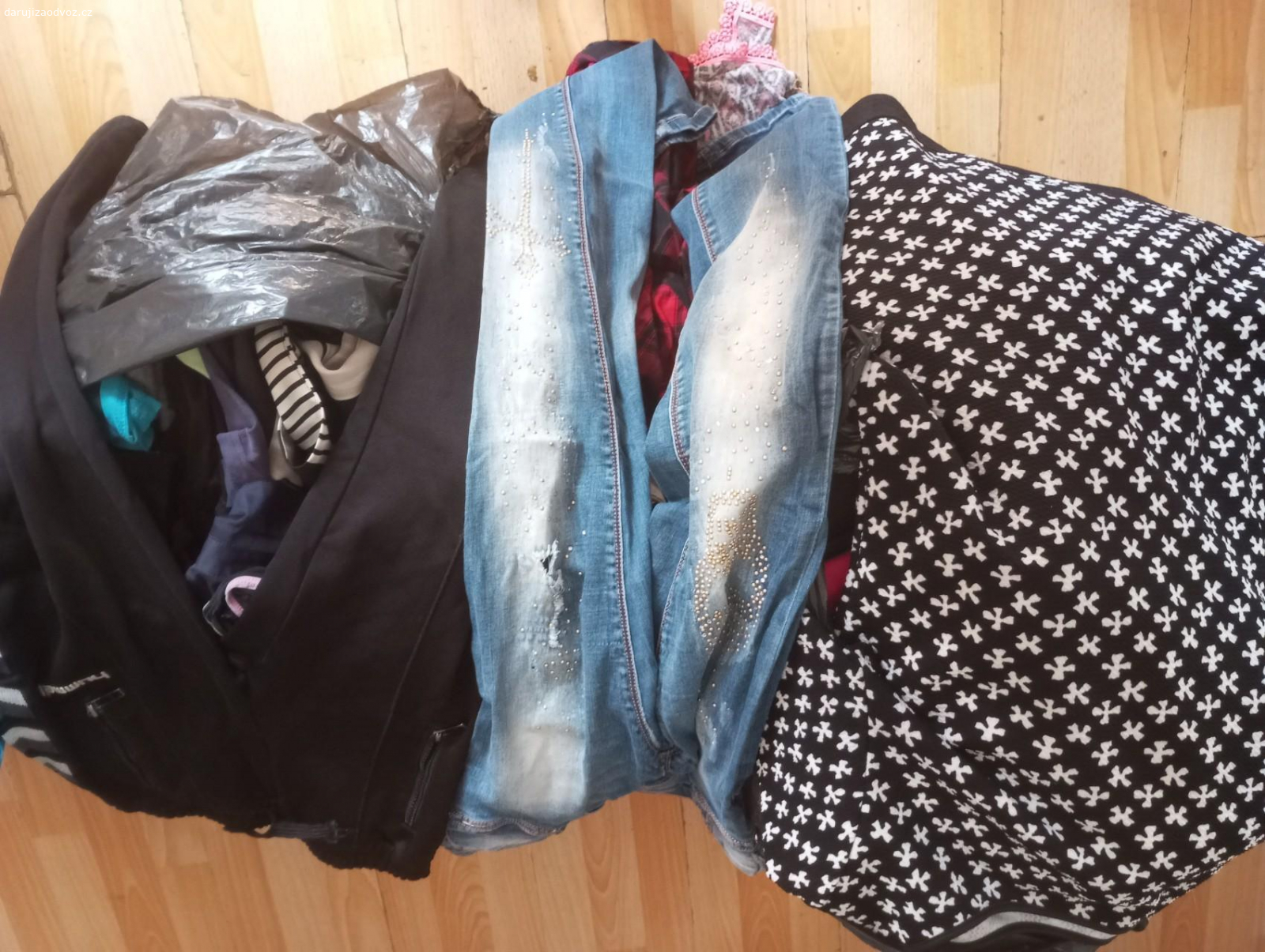 daruji dva pytle oblečení.. Za odvoz nabízím dva pytle oblečení. Něco málo pánské a dámské, většinou na menší slečnu ( třídila dcera 11 let).