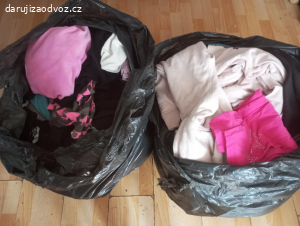 daruji dva pytle oblečení.