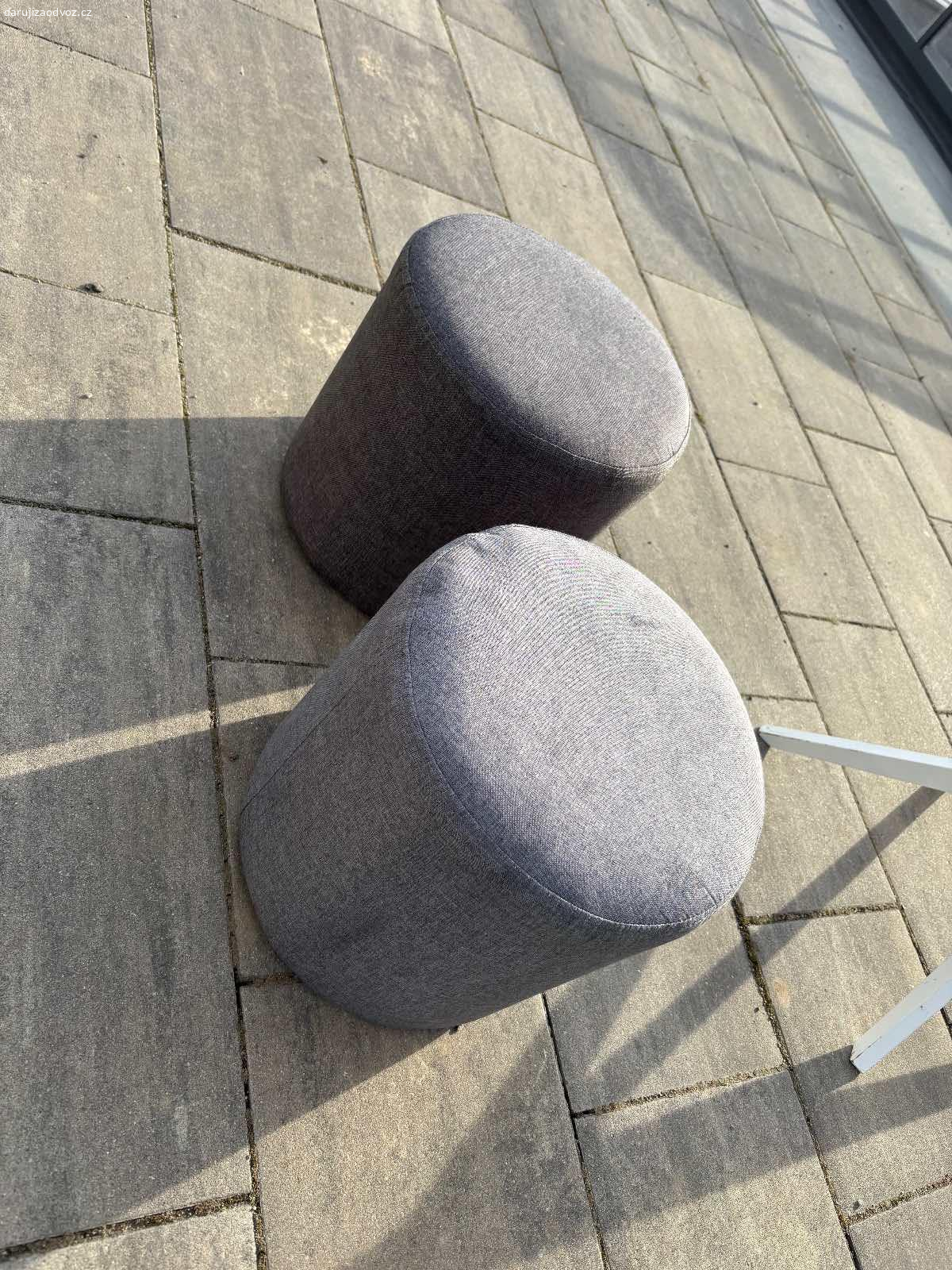 Daruji dva taburety. Darujem 2 taburety, pouzivane. Na jednej je trochajedna strana stlacena. Plne funkcne.