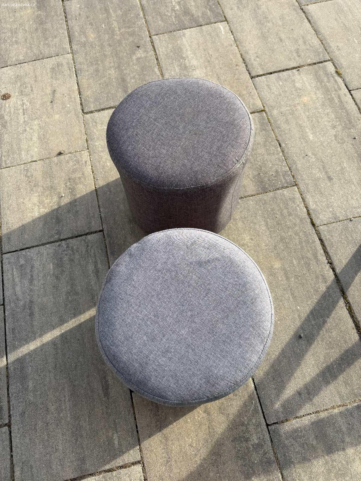 Daruji dva taburety. Darujem 2 taburety, pouzivane. Na jednej je trochajedna strana stlacena. Plne funkcne.