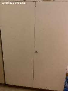 Darují dvě bílé skříňky