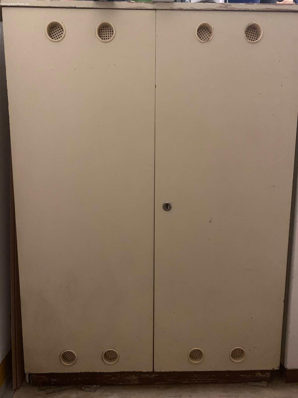 Darují dvě bílé skříňky. Darují dvě bílé policové skříňky, rozměry 130x90x40 cm/ každá.
