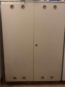 Darují dvě bílé skříňky