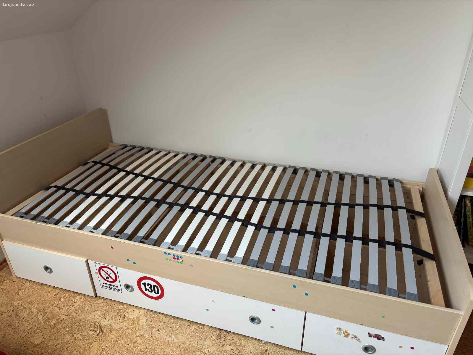 Daruji dve detske postele s úložným prostorem. Daruji za odvoz dvě použité dětské postele, bez matrace, vcetně roštu (viz. fotografie). Nyní jsou již rozložené pro účel odvozu. Rozměr postele pro jednolůžkovou matraci 90x200.