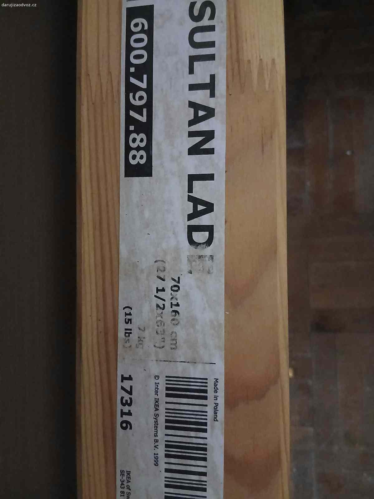 Daruji dvě dětské postele. Daruji dvě dětské postýlky. Daruji je včetně roštu bez matrací. Hnědá postel je ve velmi dobrém stavu (po jednom diteti).
Druhá postel - the cars je po 2 dětech, rost je opravovany (šikovný muz určitě rost opravi lépe než ja) a bočnice je bohužel již poskozena. Jinak je v dobrém stavu. Postýlka včetně šuplíku. Foto je bohužel z internetu, nestihla jsem ji vyfotit než ji manzel rozložil.  
Postýlky určitě ještě poslouží treba na chalupu.....
Specha