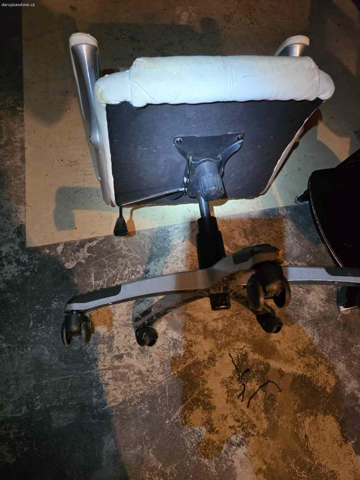 Daruji dvě kolečkové funkční židle. Židle jsou vyřazené jen z důvodu opotřebení koženky, ale do dílny nebo klubovny by se hodily.