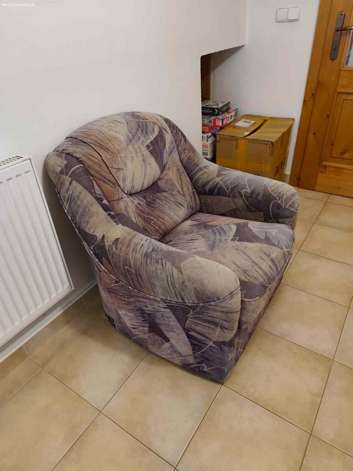Daruji dvě křesla. Daruji za odvoz dvě starší nepoškozená křesla od sedací soupravy. Rozměr 85x85x85 cm.