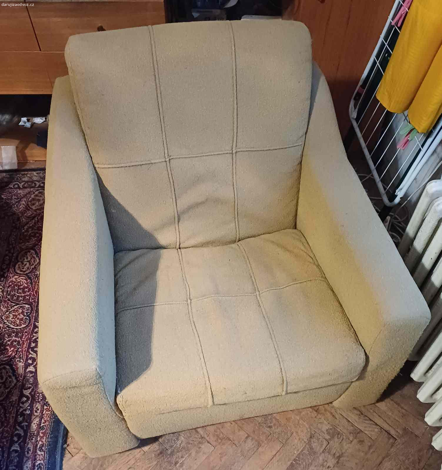 Daruji dvě křesla. Za odvoz daruji dvě stará křesla, jedno má uvolněné kolečko a nesnese popojíždění, když je zároveň obsazené. 
Ona fotkách je jedno a to samé křeslo, druhé jsem nefotil.