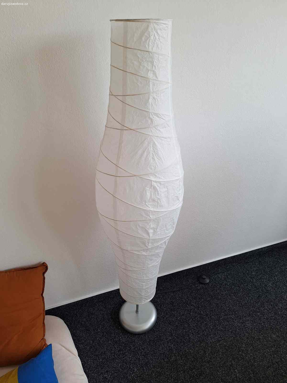 Daruji dvě lampy Ikea. Příjemné ambientní osvětlení, lampy už nejde vzhledem k používání skládat, je potřeba odvézt vcelku.